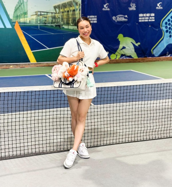 Trang phục chơi pickleball của Trà Ngọc Hằng Trang phục chơi pickleball của Trà Ngọc Hằng