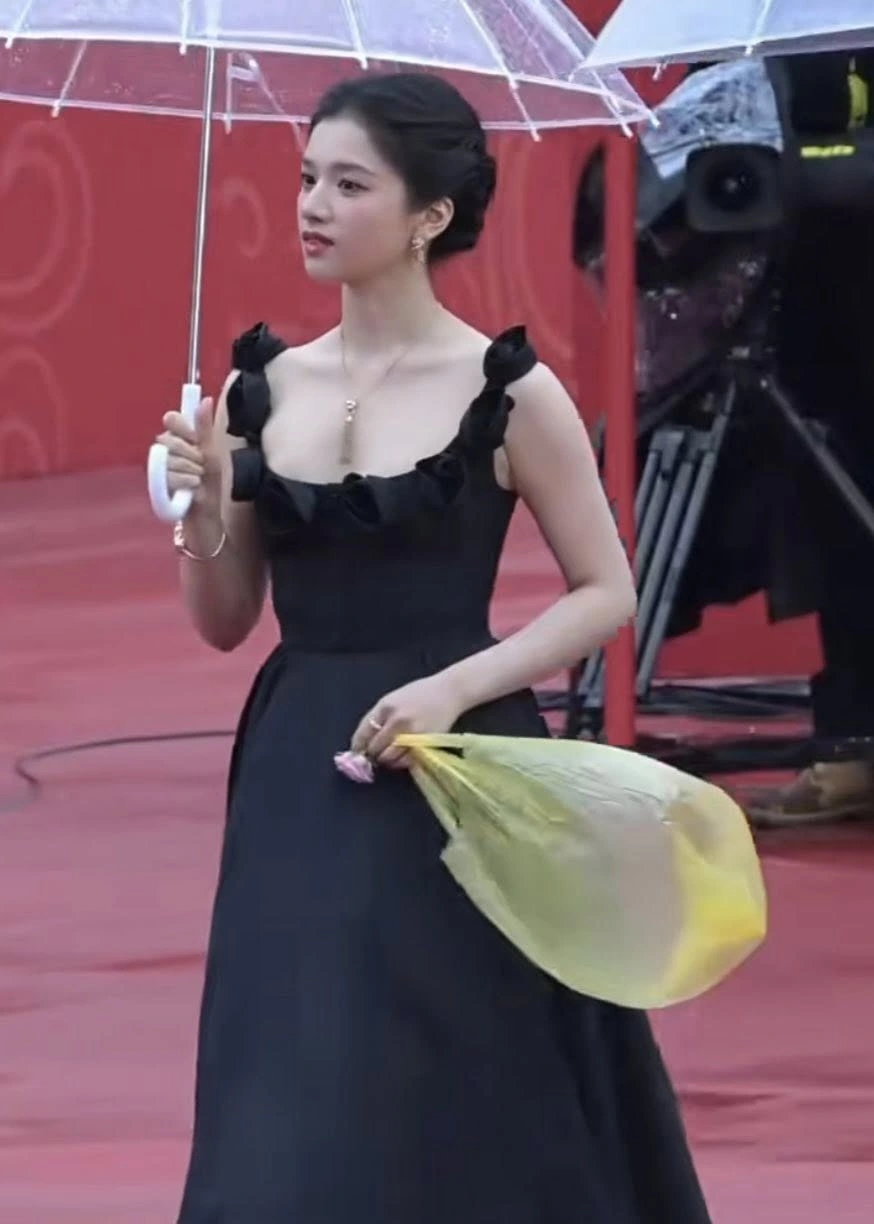 Trang phục từ thùng carton trị giá trăm triệu của Balenciaga: Chỉ là một cú lừa!