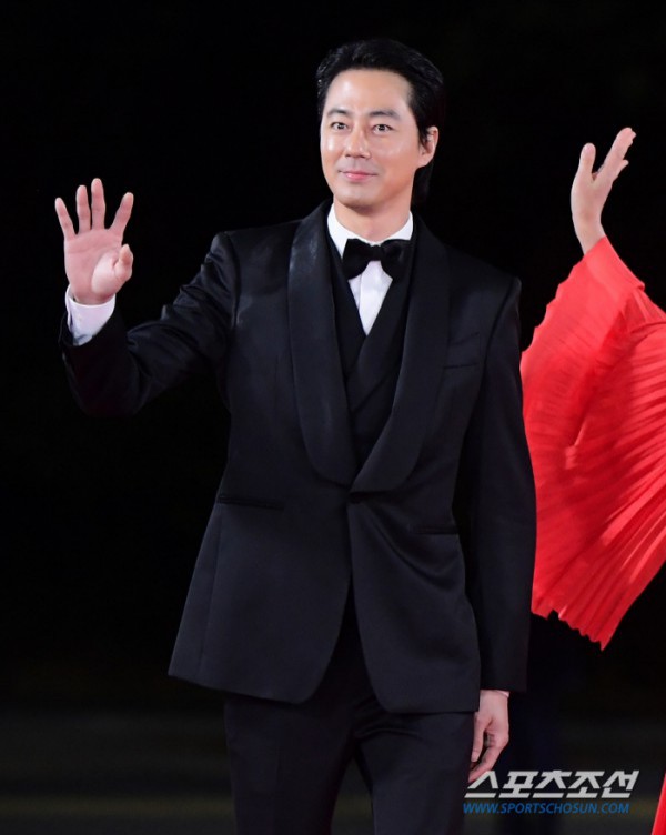 Trời lạnh, sao Hàn vẫn diện váy hở vai tại thảm đỏ ”Rồng xanh 2023”