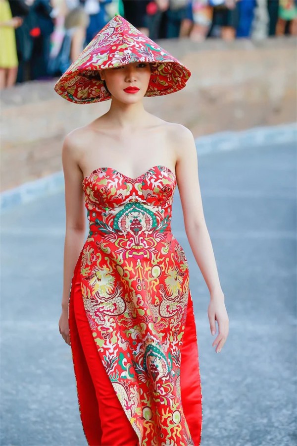 Trước áo dài khoét ngực, nhiều mẫu áo dài cách tân đã từng gây tranh cãi dữ dội