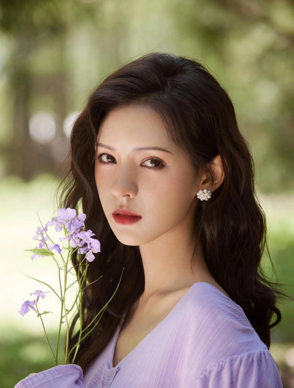 Trương Dư Hi uống trà thảo mộc giúp da trắng mịn không tỳ vết