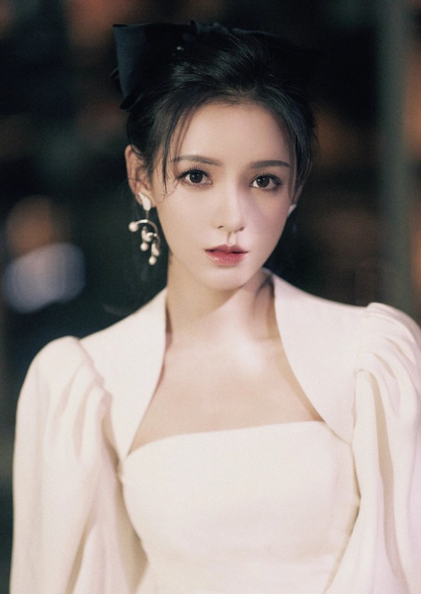 Trương Dư Hi uống trà thảo mộc giúp da trắng mịn không tỳ vết