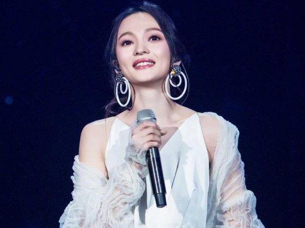 Trương Thiều Hàm chơi bóng chuyền giúp dáng săn chắc