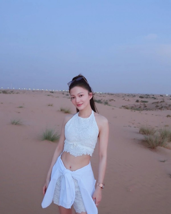 Trương Thiều Hàm chơi bóng chuyền giúp dáng săn chắc