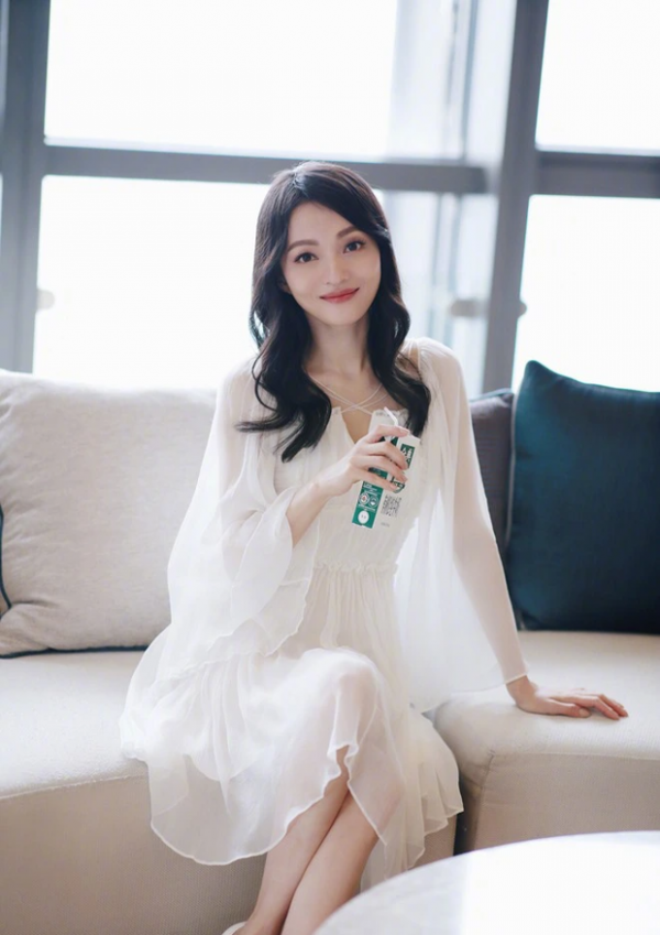 Trương Thiều Hàm chơi bóng chuyền giúp dáng săn chắc