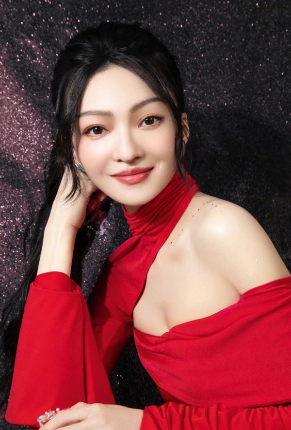 Trương Thiều Hàm chơi bóng chuyền giúp dáng săn chắc