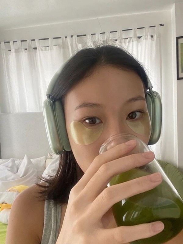 Uống nước ép cần tây để da và tóc giảm tiết dầu mùa hè