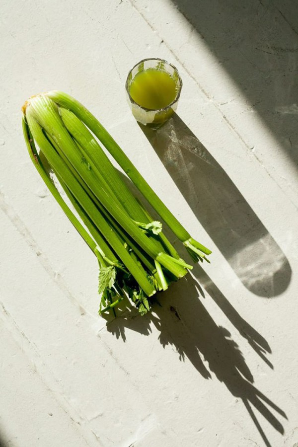 Uống nước ép cần tây để da và tóc giảm tiết dầu mùa hè