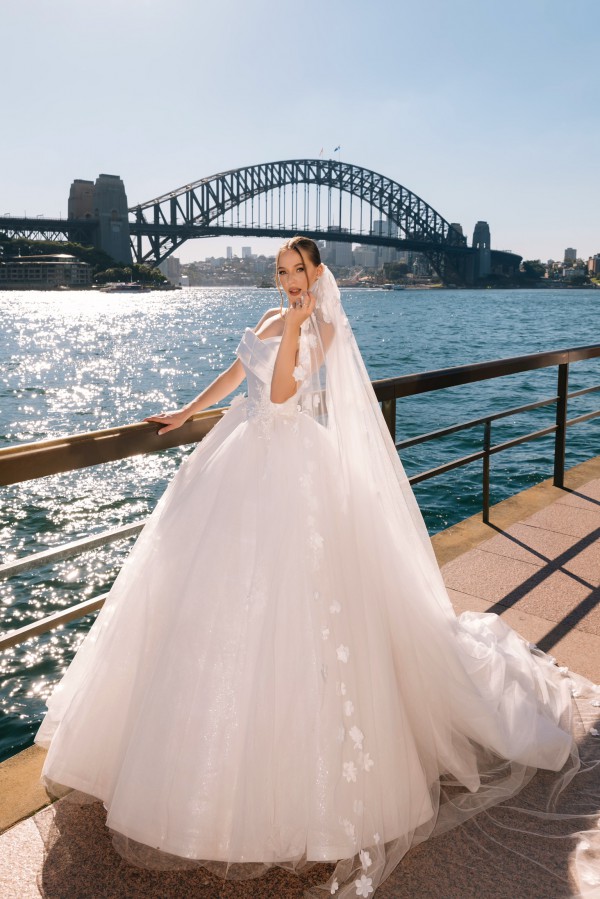 Váy cưới Việt toả sáng ở cầu cảng Sydney