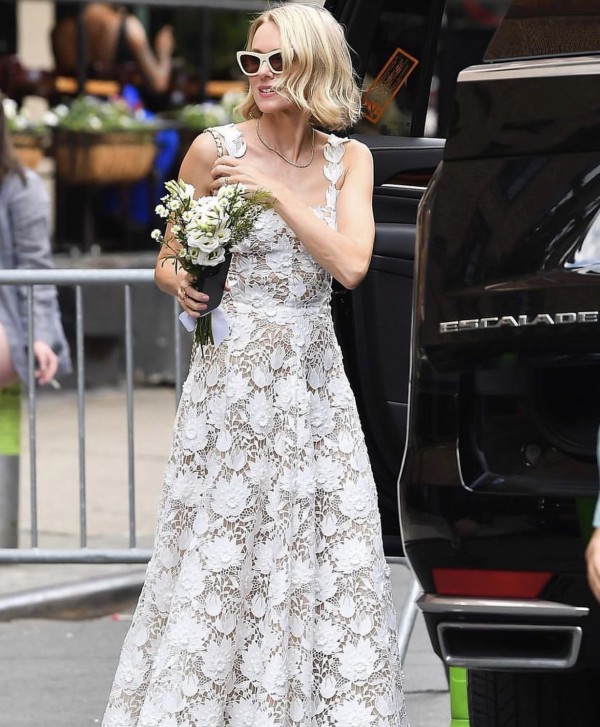 Váy cưới hơn 100 triệu đồng của Naomi Watts