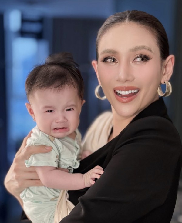 Võ Hoàng Yến bật mí bước dưỡng da nhanh gọn cho mẹ bỉm sữa