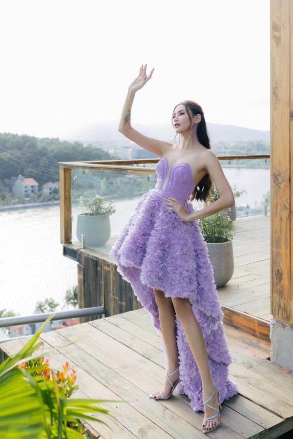 Võ Hoàng Yến hóa công chúa, catwalk trong khu vườn thơ mộng