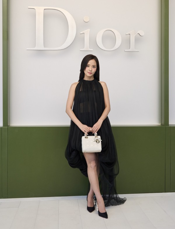 Vương Sở Nhiên đọ sắc cùng Jisoo (Blackpink) tại show Dior 2026 Vương Sở Nhiên đọ sắc cùng Jisoo (Blackpink) tại show Dior 2026