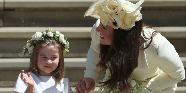 Vương phi Kate Middleton và công chúa Charlotte diện thời trang đồng điệu