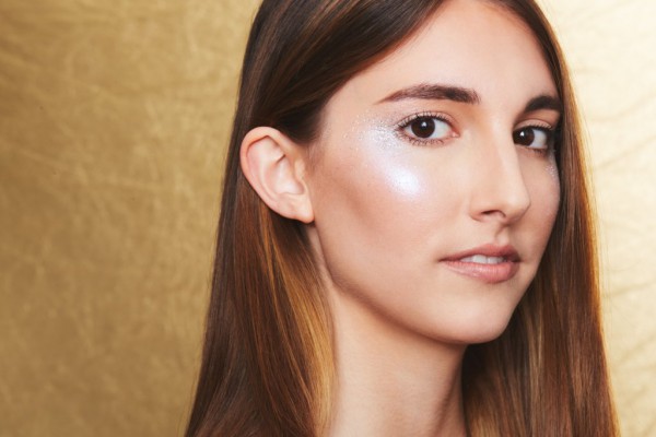 Xu hướng trang điểm với nhũ kim tuyến lấp lánh