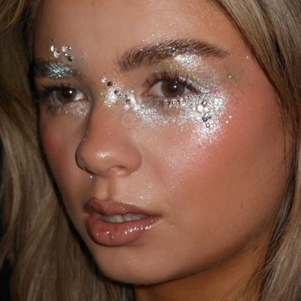 Xu hướng trang điểm với nhũ kim tuyến lấp lánh