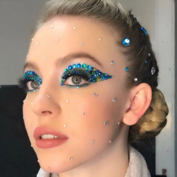 Xu hướng trang điểm với nhũ kim tuyến lấp lánh