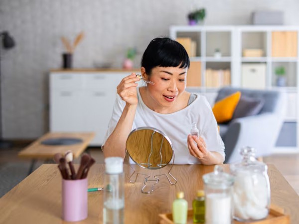 Xua tan nỗi lo da khô, xỉn màu ở tuổi mãn kinh