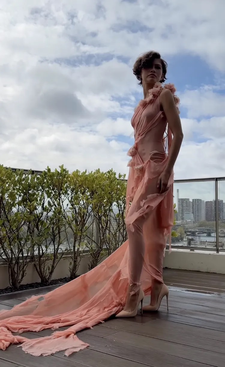 Zendaya biến trang phục cưới thành phong cách đời thường