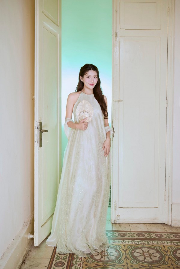 Á hậu Quỳnh Châu mang thai vẫn theo đuổi phong cách gợi cảm