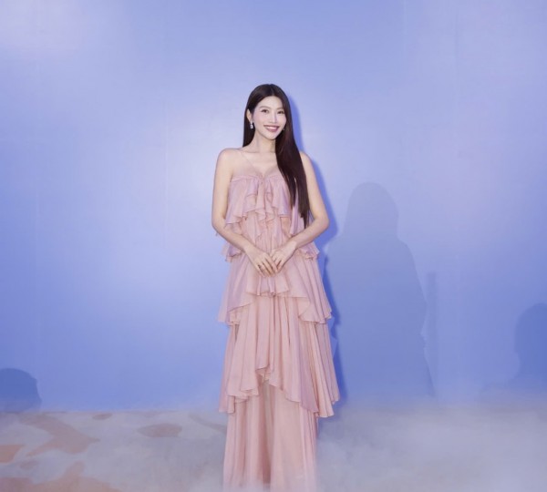 Á hậu Quỳnh Châu mang thai vẫn theo đuổi phong cách gợi cảm