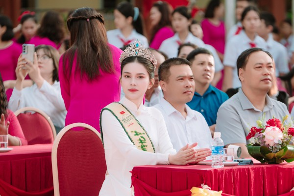 Á hậu Trái đất Linh Đan diện áo dài về thăm trường xưa Á hậu Trái đất Linh Đan diện áo dài về thăm trường xưa