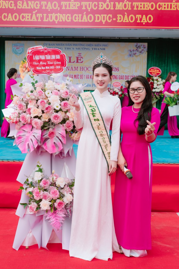 Á hậu Trái đất Linh Đan diện áo dài về thăm trường xưa Á hậu Trái đất Linh Đan diện áo dài về thăm trường xưa