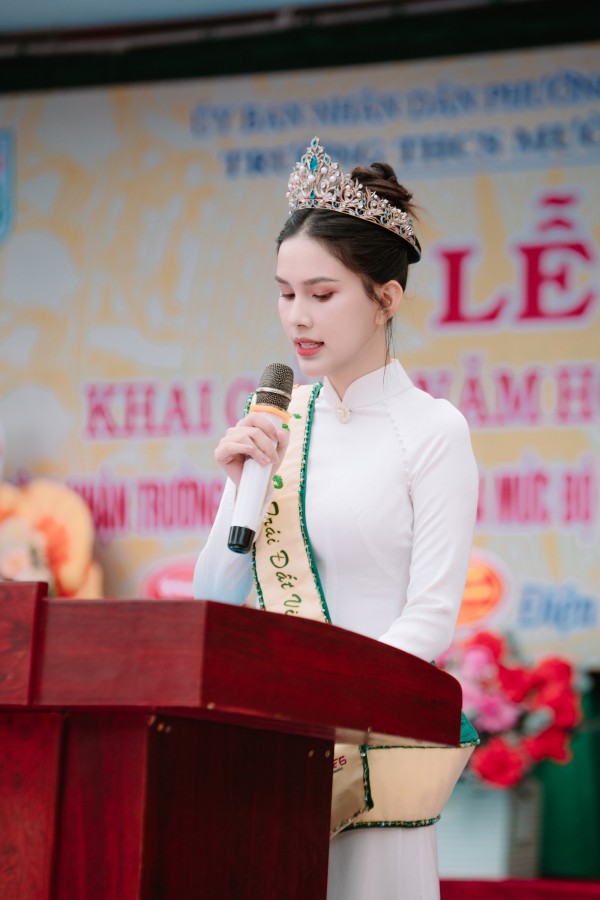 Á hậu Trái đất Linh Đan diện áo dài về thăm trường xưa Á hậu Trái đất Linh Đan diện áo dài về thăm trường xưa