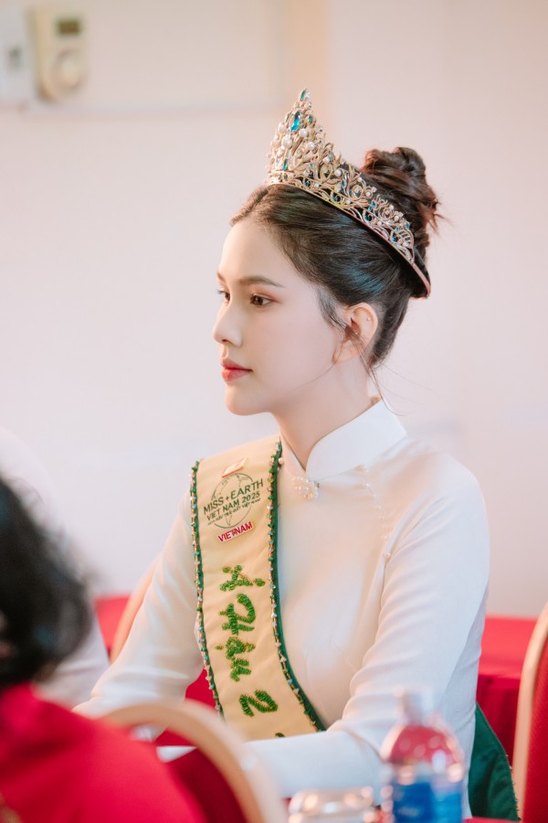 Á hậu Trái đất Linh Đan diện áo dài về thăm trường xưa Á hậu Trái đất Linh Đan diện áo dài về thăm trường xưa