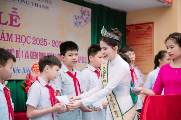 Á hậu Trái đất Linh Đan diện áo dài về thăm trường xưa Á hậu Trái đất Linh Đan diện áo dài về thăm trường xưa