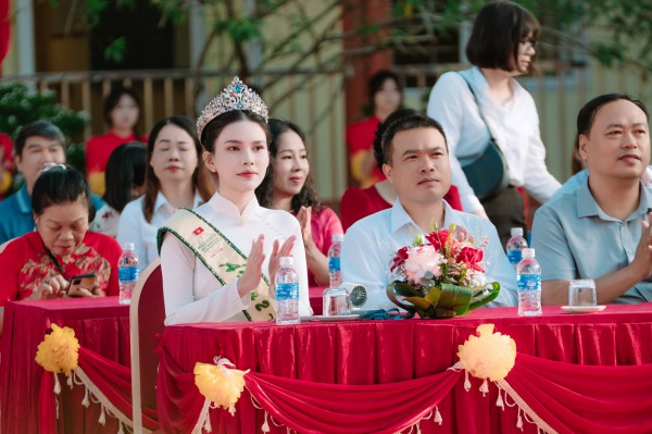 Á hậu Trái đất Linh Đan diện áo dài về thăm trường xưa Á hậu Trái đất Linh Đan diện áo dài về thăm trường xưa