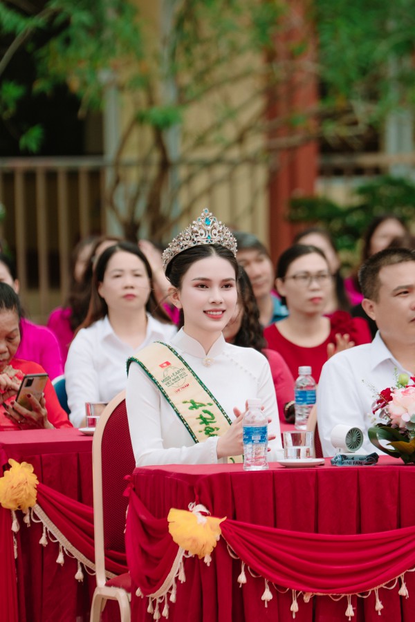 Á hậu Trái đất Linh Đan diện áo dài về thăm trường xưa Á hậu Trái đất Linh Đan diện áo dài về thăm trường xưa