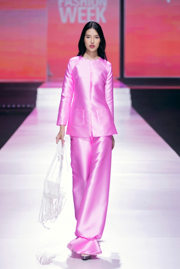 Áo bà ba sắc hồng dịu ngọt như áng mây trôi của NTK Thủy Nguyễn