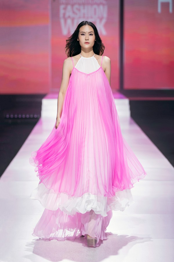 Áo bà ba sắc hồng dịu ngọt như áng mây trôi của NTK Thủy Nguyễn