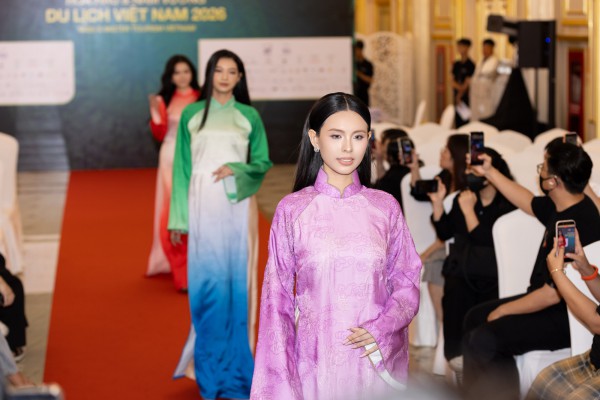 Áo dài phom rộng thành điểm nhấn trên sân khấu nhan sắc&nbsp; &nbsp;