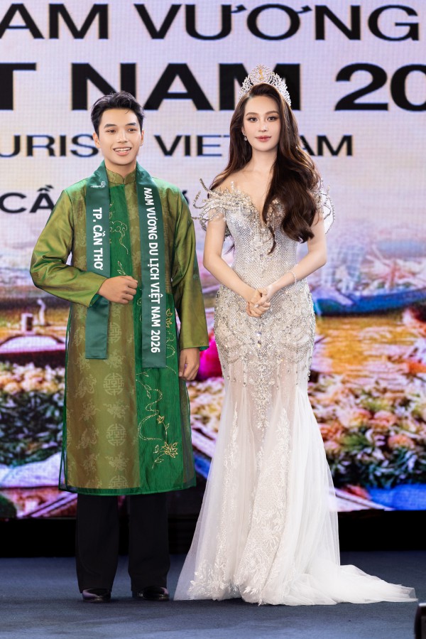 Áo dài phom rộng thành điểm nhấn trên sân khấu nhan sắc&nbsp; &nbsp;