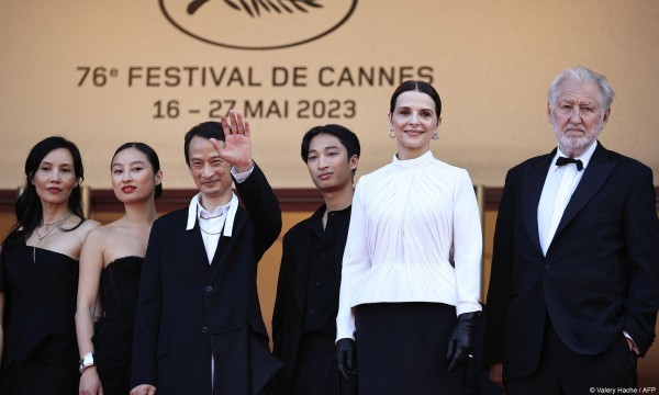 Đạo diễn Trần Anh Hùng và vợ luôn đồng điệu trang phục tại Cannes 2023