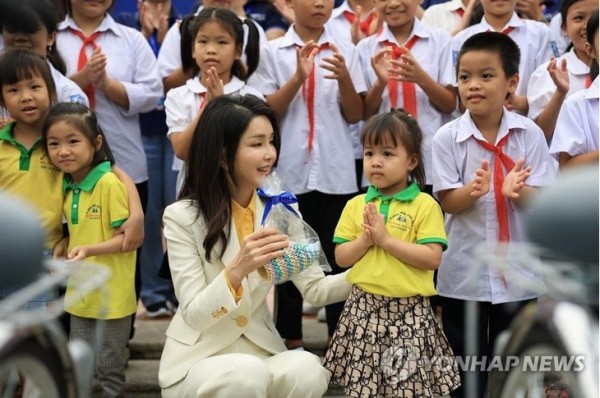 Đệ nhất phu nhân Hàn Quốc mặc áo dài ghé thăm Việt Nam