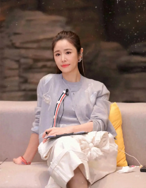 Ở tuổi 50, Lâm Tâm Như vẫn gây ấn tượng với vóc dáng thon gọn và thần thái trẻ trung