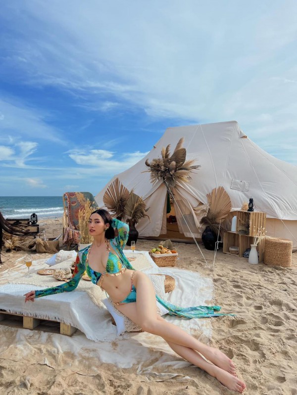 "Đại chiến" bikini khoe body đồng hồ cát: Hoa hậu Thùy Tiên, Tiểu Vy, ai "cháy" hơn?