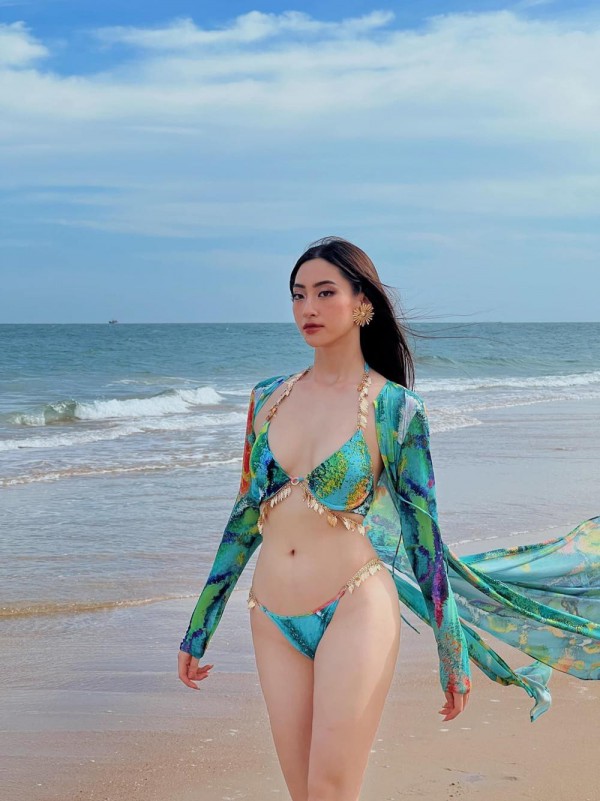 "Đại chiến" bikini khoe body đồng hồ cát: Hoa hậu Thùy Tiên, Tiểu Vy, ai "cháy" hơn?