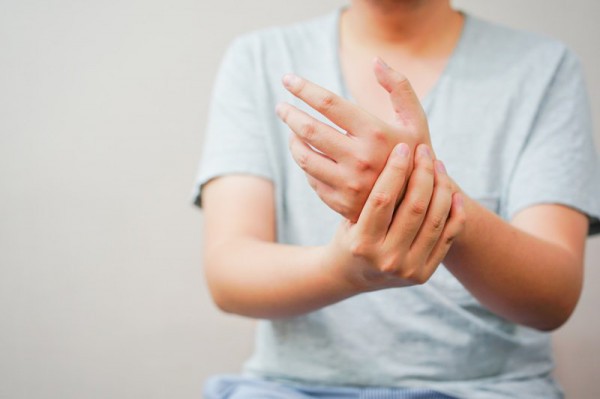 Bỗng dưng thấy tê tay: Bác sĩ cảnh báo dấu hiệu nhiều bệnh cần đi khám ngay