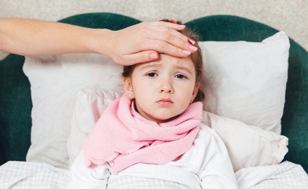 Khi trẻ bị sốt cao bất thường: Nguyên nhân, triệu chứng và cách điều trị