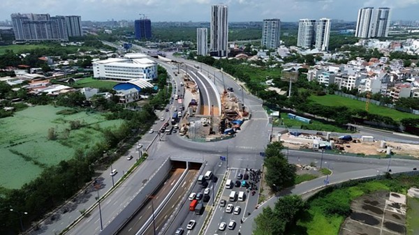 Bất động sản Đông - Tây TP.Hồ Chí Minh, kẻ tám lạng người nửa cân Bất động sản Đông - Tây TP.Hồ Chí Minh, kẻ tám lạng người nửa cân