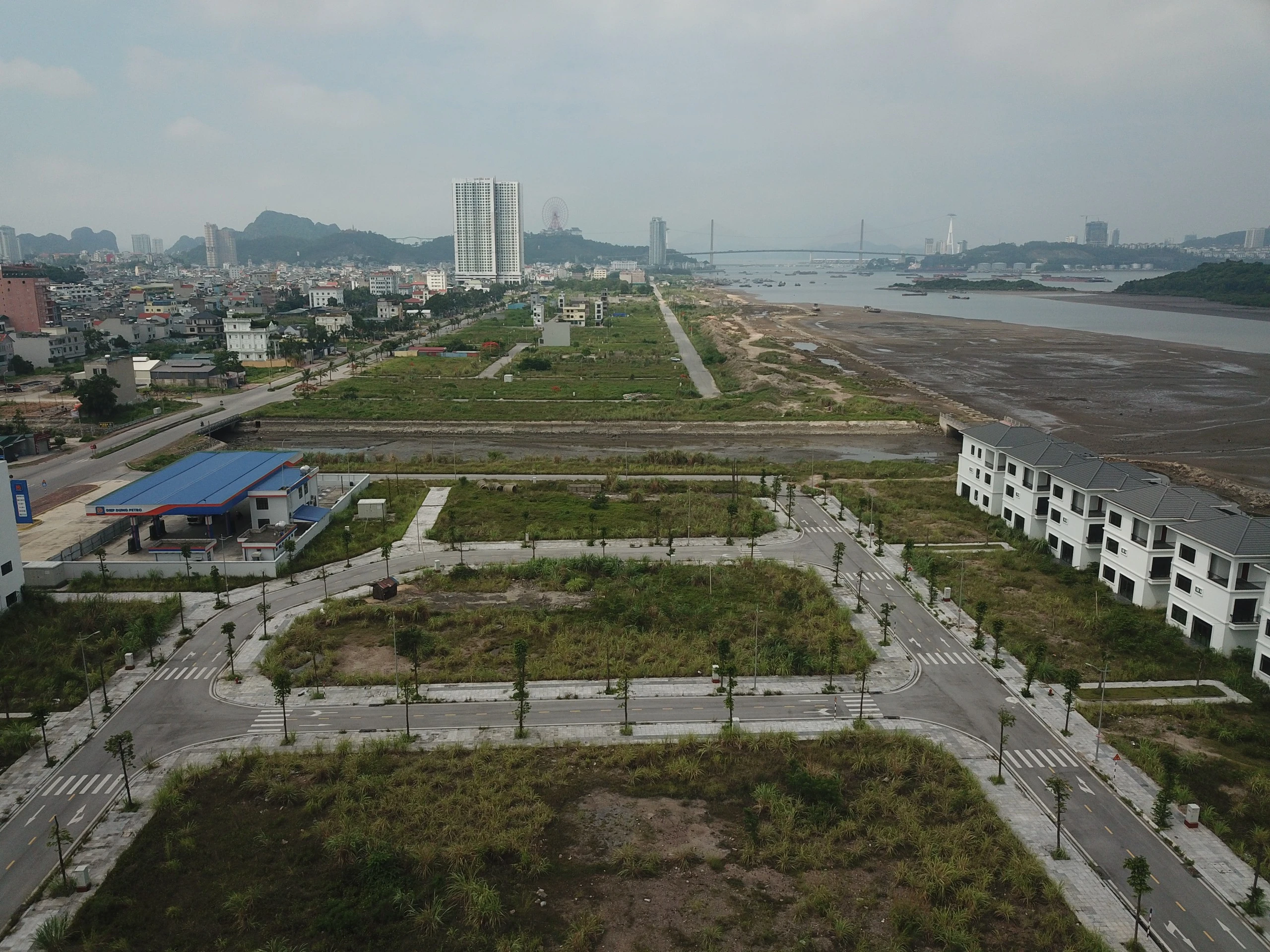 Cảnh hoang vắng loạt dự án bất động sản bên bờ vịnh Hạ Long