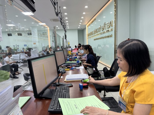 Hàng trăm nhân sự tỏa về các xã hướng dẫn giải quyết thủ tục hành chính Hàng trăm nhân sự tỏa về các xã hướng dẫn giải quyết thủ tục hành chính