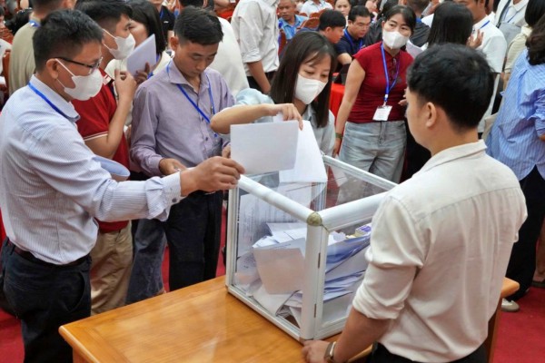 Nâng mức đặt cọc, chặn thổi đấu giá đất