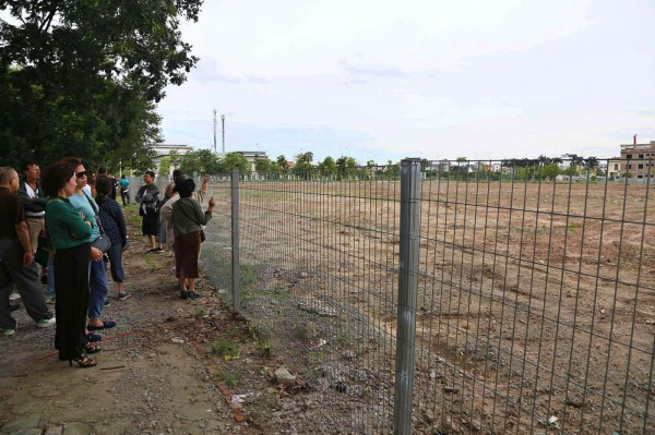 Người dân tham quan khu tái định cư dự án quảng trường, công viên phía đông Hồ