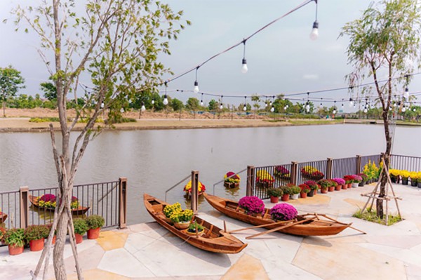 Sắc xuân tại Waterpoint: Hàng ngàn du khách say lòng trước đường hoa rạng rỡ