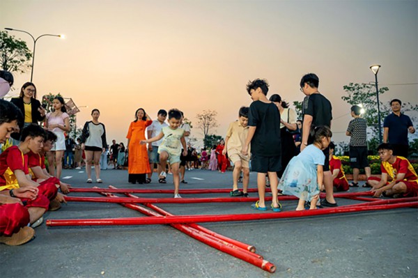 Sắc xuân tại Waterpoint: Hàng ngàn du khách say lòng trước đường hoa rạng rỡ